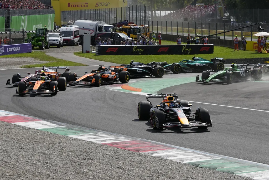 Verstappen se movió mejor en la largada y a partir de ese momento no soltó la ventaja