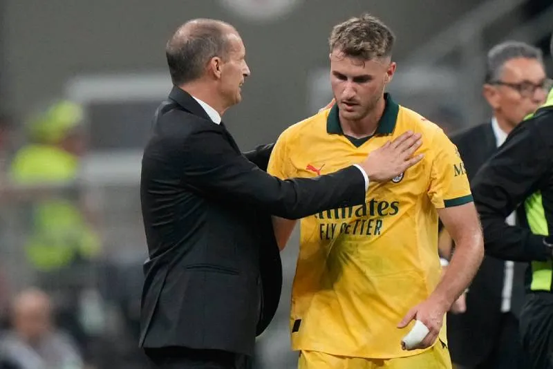 AC Milan y Santiago Giménez | AP