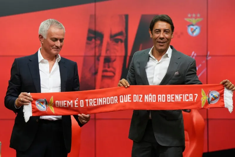 Mourinho durante su presentación como técnico de Benfica