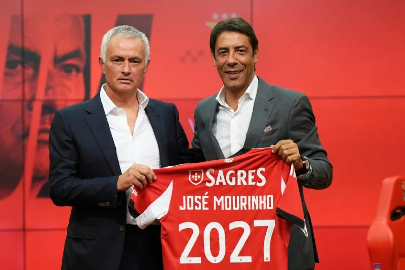 Benfica presentó a José Mourinho como su técnico