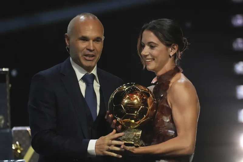 Cuando era niña no pensé que iba a alcanzar esto. No pensaba que el fútbol femenino podría existir. Solamente veía a mis ídolos por televisión y estar haciendo historia con estos premios, es gracias al colectivo. Tuvimos un año difícil porque ganamos algunos trofeos, pero perdimos otros. Sin embargo, fue un año increíble. Siempre he dicho que somos más que futbolistas. Tenemos que liderar a través del ejemplo para todo el mundo. Creo que las niñas pueden soñar con ser futbolistas”, aseguró. Deportiva en la victoria y en la derrota, Aitana hizo un guiño a compañeras y rivales: “Si pudiera repartiría el premio porque ha sido un año donde ha habido un gran nivel”.