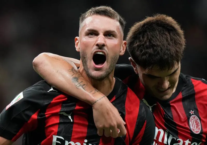 Giménez celebra su gol con el AC Milan | AP