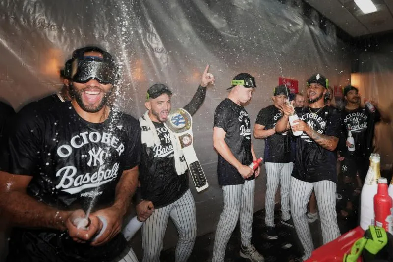Los Yankees de Nueva York festejan tras asegurar el pasaje a los playoffs con un triunfo sobre los Medias Blancas | AP