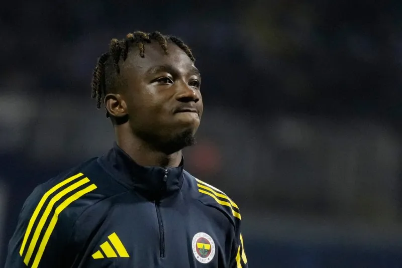 Futbolista de Fenerbahce en lamento por la derrota contra Dinamo Zagreb