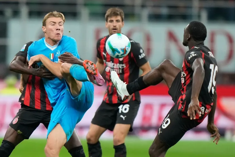 Milan supera a Napoli apenas por diferencia de goles