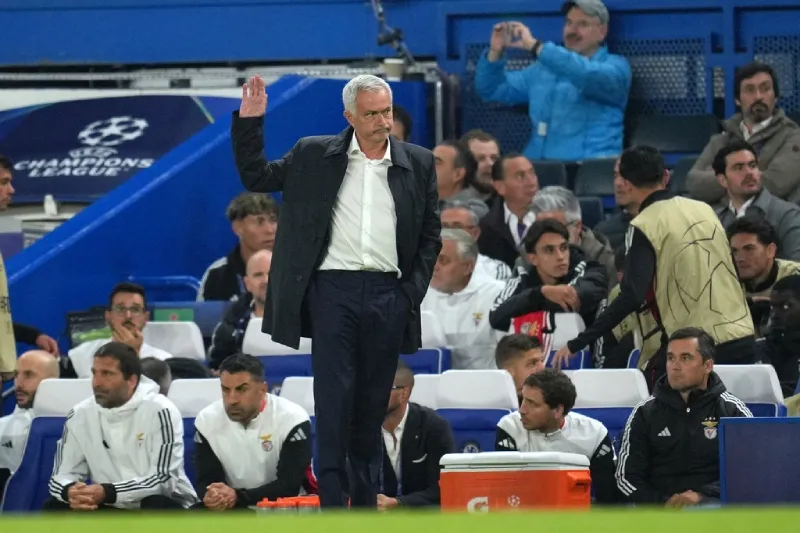 Mourinho durante el partido de Champions League entre Chelsea y Benfica