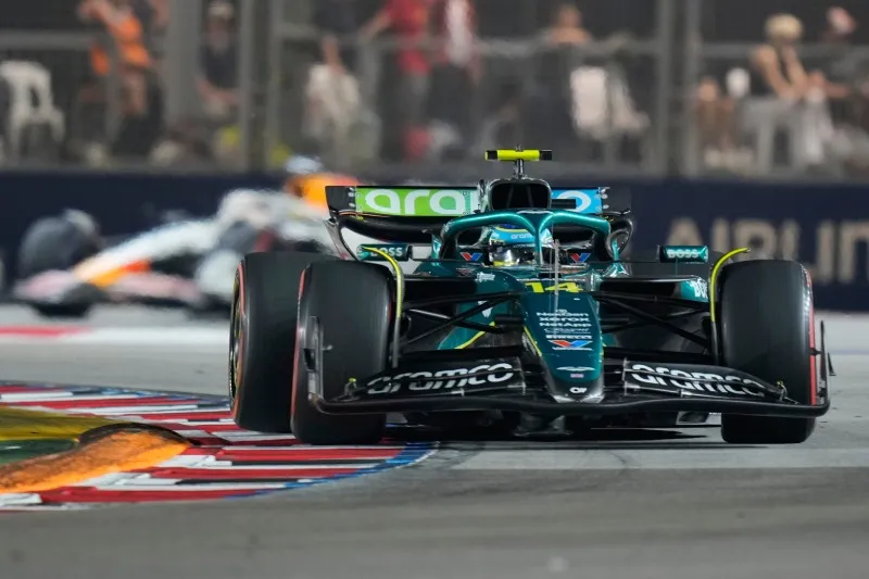 Alonso heredó la posición de Hamilton