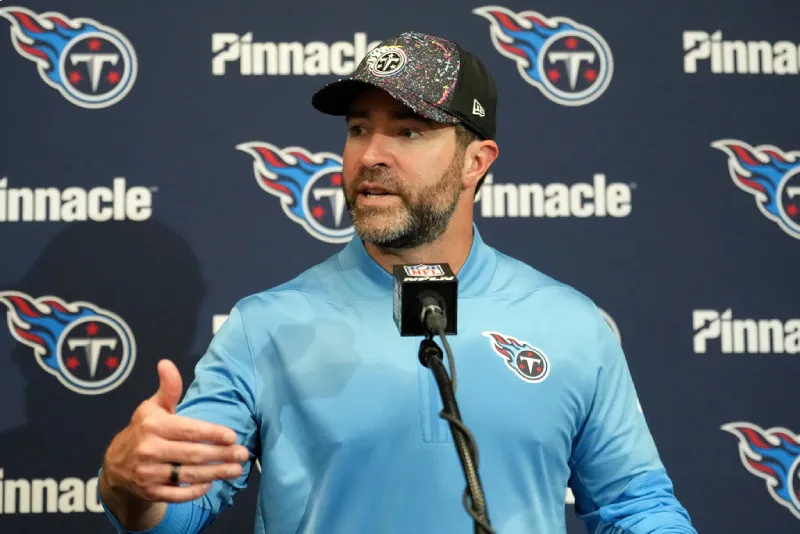 Se va tras una temporada y media