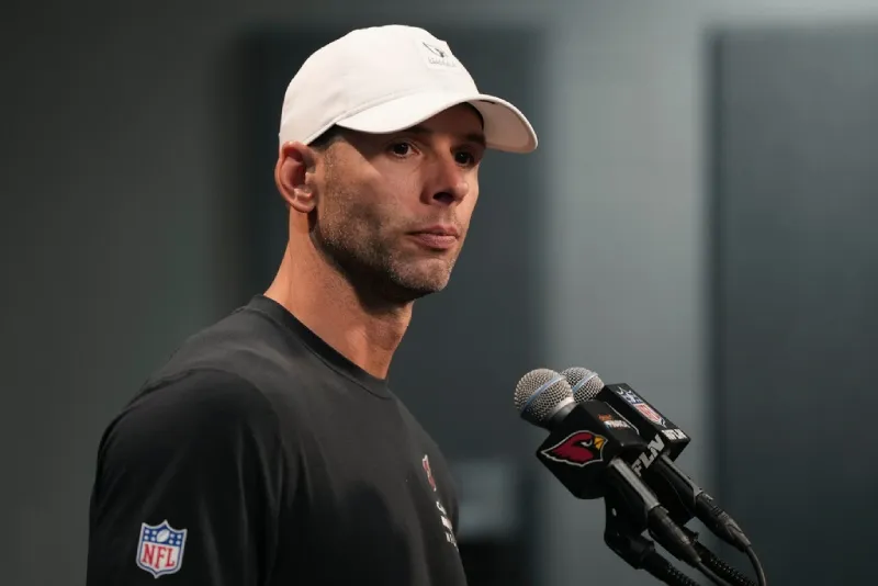 Jonathan Gannon en conferencia de prensa
