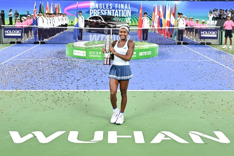 Gauff con su trofeo en Wuhan
