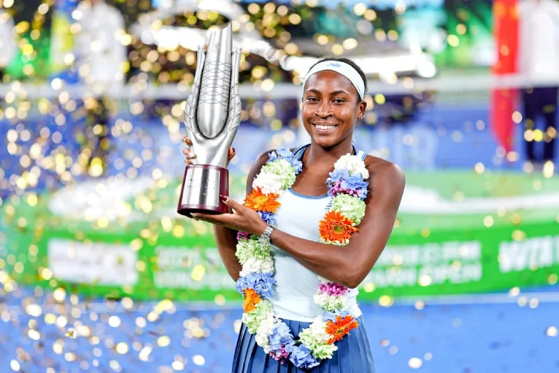 Coco Gauff celebra su título en Wuhan tras vencer a Jessica Pegula