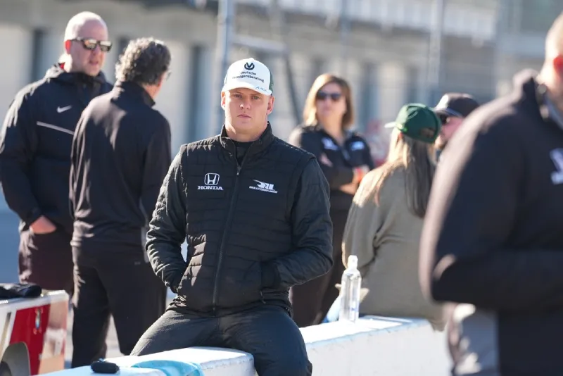 Mick no ha tomado decisión sobre su futuro