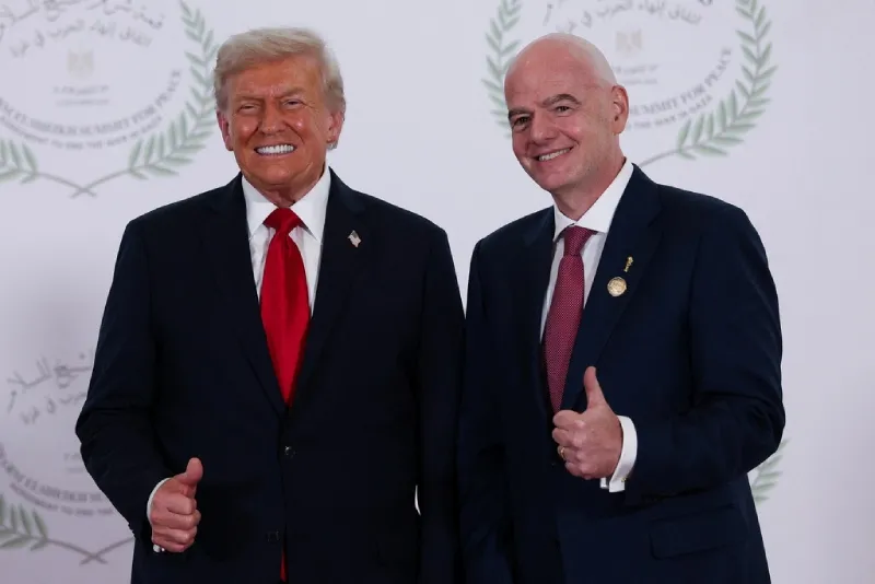 Infantino posó a lado de Trump durante la cumbre por la paz
