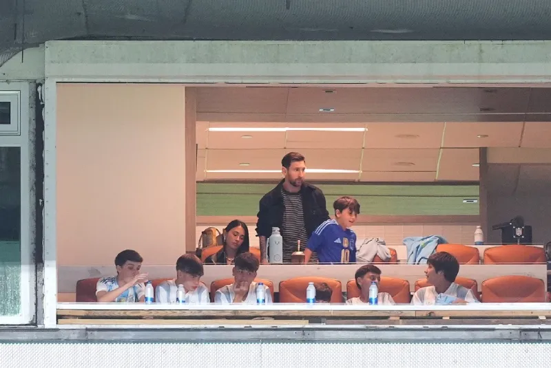 Messi en el palco durante un partido amistoso de Argentina