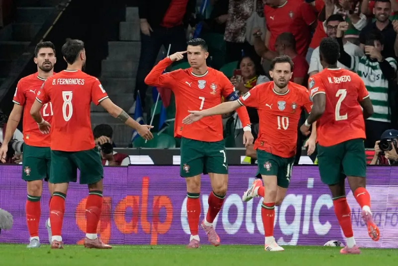 Cristiano Ronaldo celebra con sus compañeros su gol