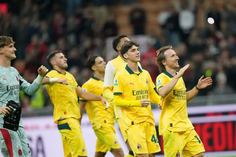 Santi Giménez y AC Milan salen a escena