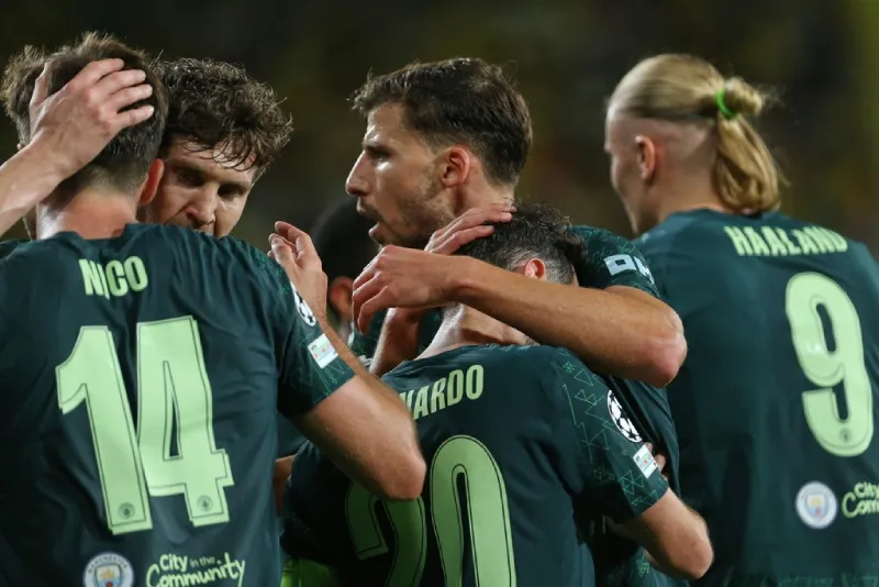 Jugadores de Manchester City en celebración con Erling Haaland