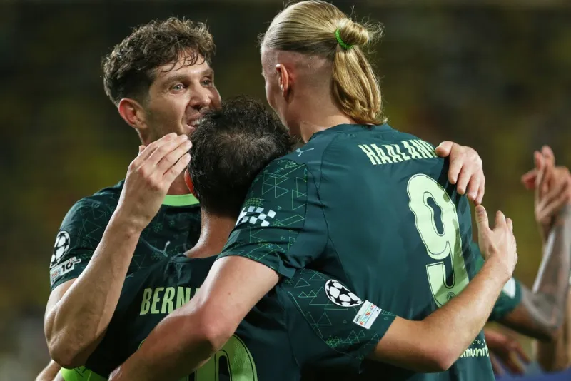 Erling Haaland y Bernardo Silva en celebración de gol