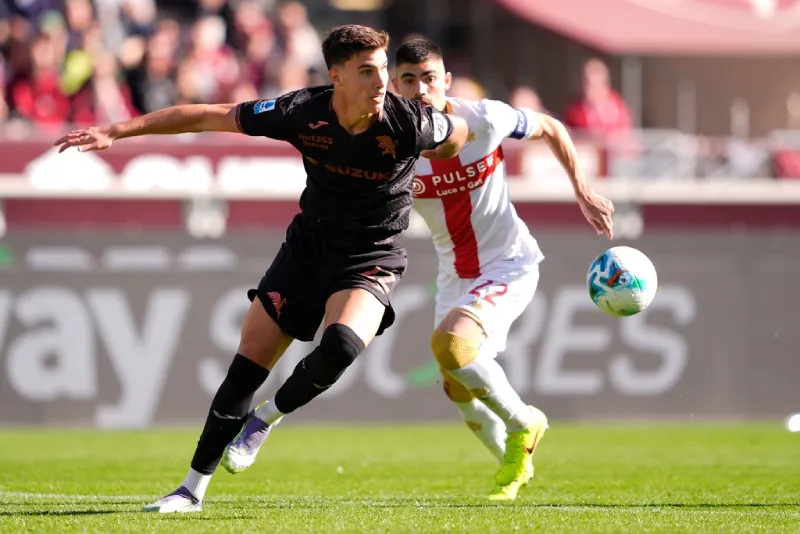 Johan Vásquez en un partido de Serie A con Genoa
