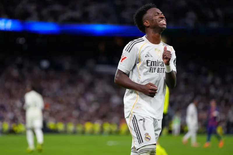 A Vinicius no le gustó salir del juego contra Barcelona