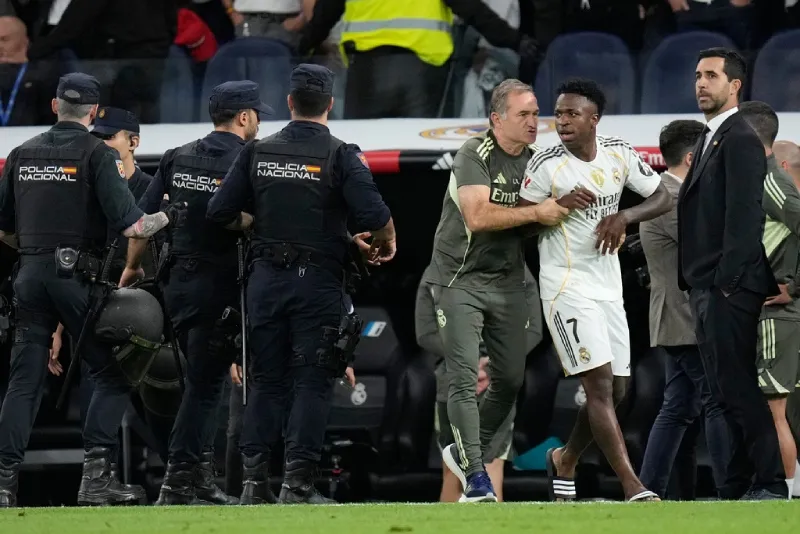 Vinicius nuevamente fue objeto de polémica en el Clásico