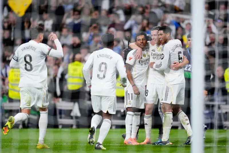 Jugadores de Real Madrid en festejo de gol contra Valencia