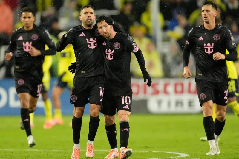 Haaland destacó que nadie se acerca a Messi y CR7