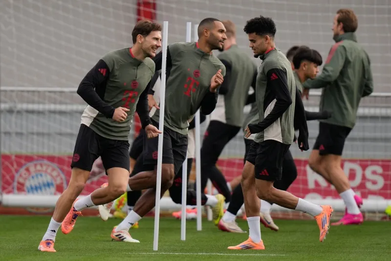Futbolistas de Bayern Munich en la práctica previo al juego ante PSG