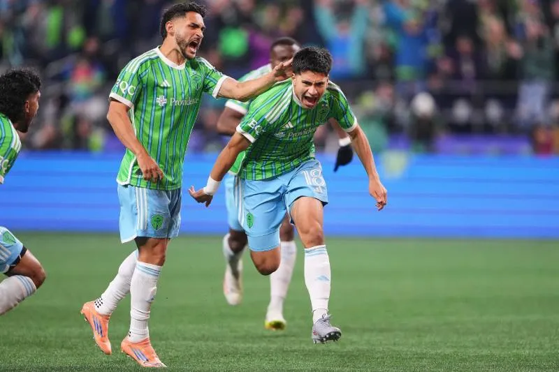 Obed Vargas y jugadores de Sounders en festejo de gol