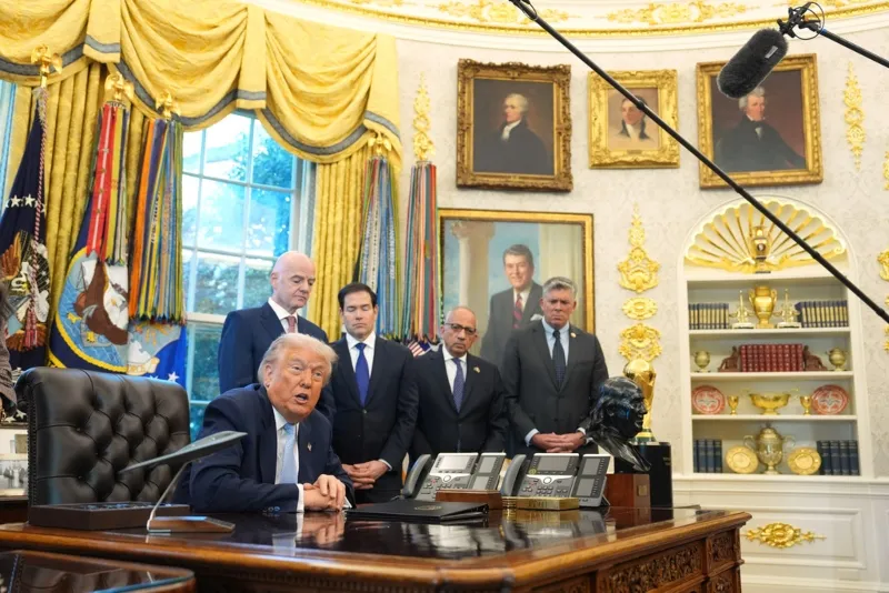 Gianni Infantino y Marco Rubio con Donald Trump