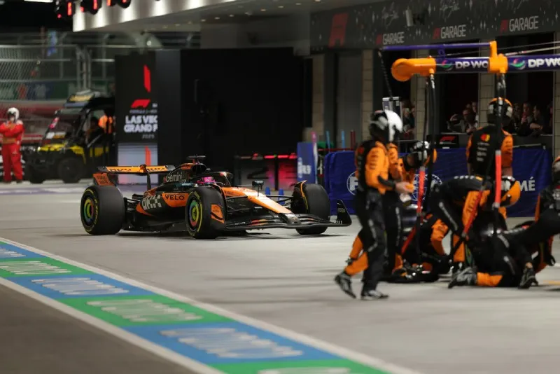 Oscar Piastri en boxes durante el Gran Premio de Las Vegas