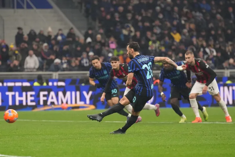 Hakan Çalhanoğlu falló un penal contra Maignan