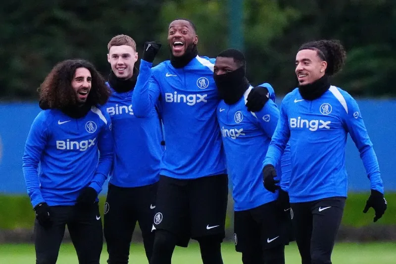 Cucurella y jugadores de Chelsea en entrenamiento