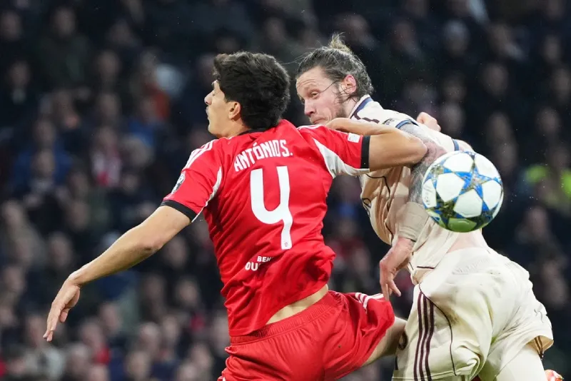Benfica y Ajax se enfrentaron en duelo de coleros
