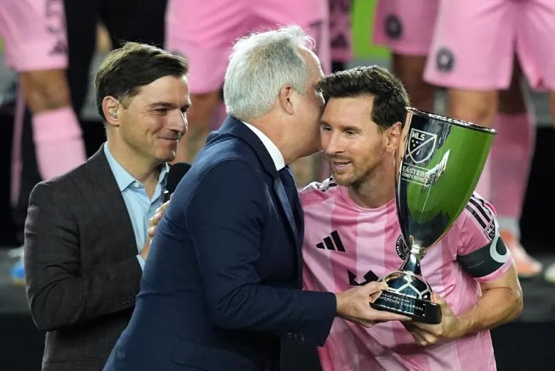 Messi con el trofeo por coronarse en la Conferencia Este