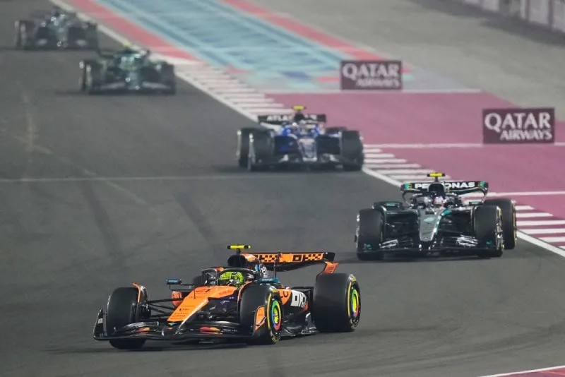 Norris y Antonelli en la pista durante el Gran Premio de Qatar