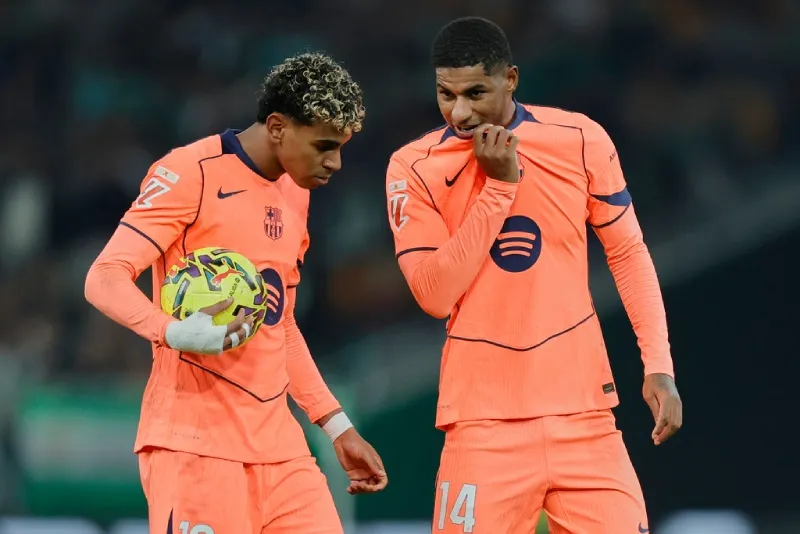 Lamine Yamal y Marcus Rashford con Barcelona