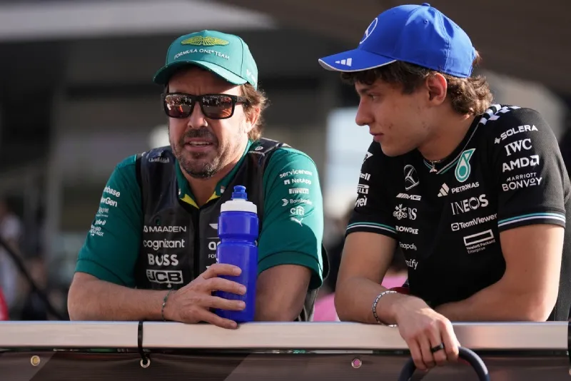 Alonso con Andrea Kimi Antonelli en el Gran Premio de Qatar