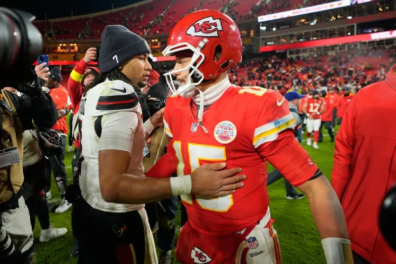 CJ Stroud y Patrick Mahomes luego de la derrota de los Chiefs