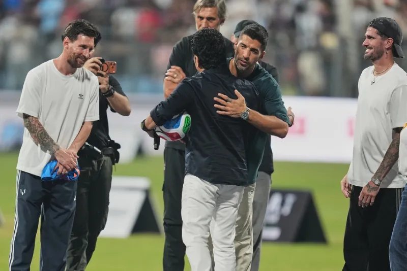 Luis Suárez y Messi en un evento de promoción