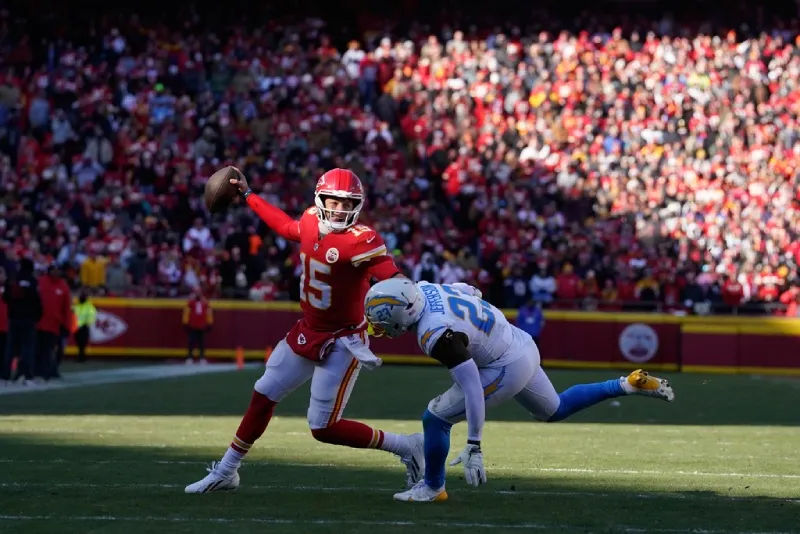 Mahomes salió del juego ante los Chargers lesionado