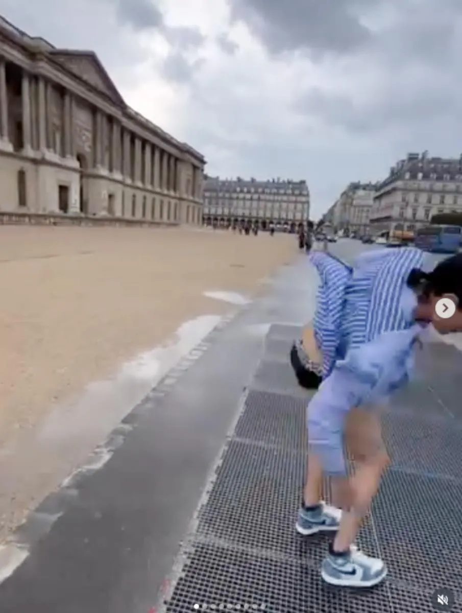 La cantante se acomodó el vestido para no enseñar de más / IG: @haashoficial