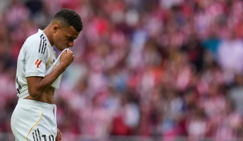Mbappé con gestos tristes