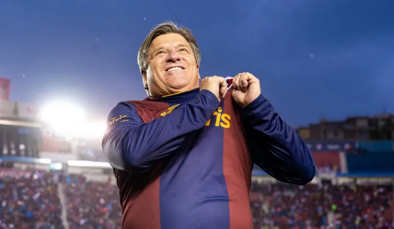 Herrera con playera del Atlante
