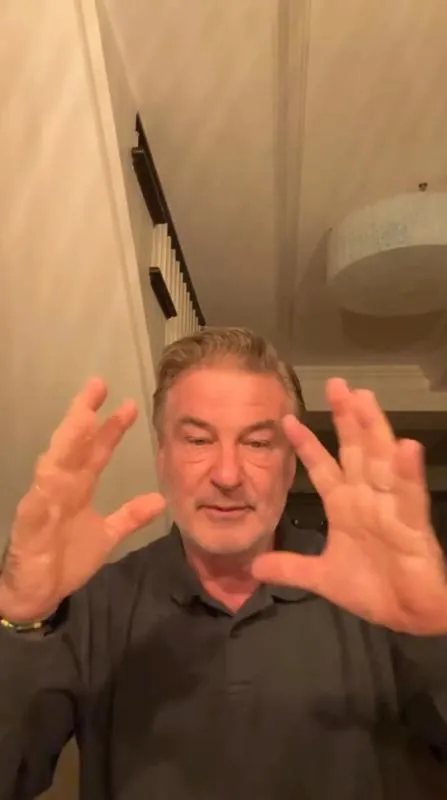 Alec Baldwin explicó cómo fue el accidente que vivió / Redes Sociales