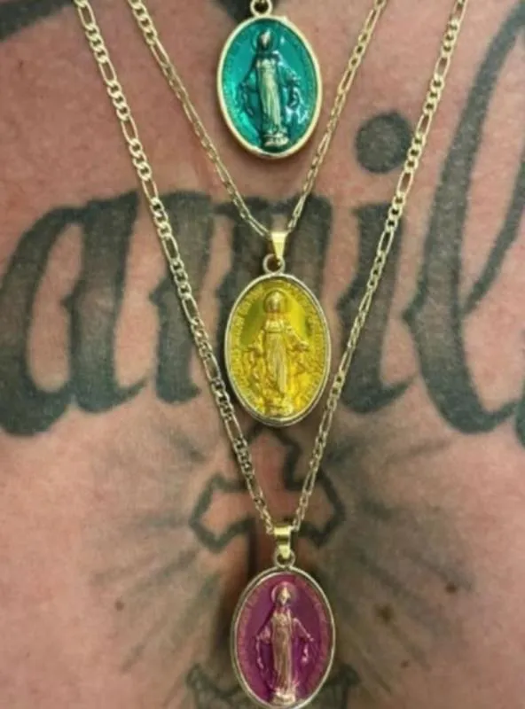 J Balvin presumió las medallitas que compró en la Basílica / Redes Sociales