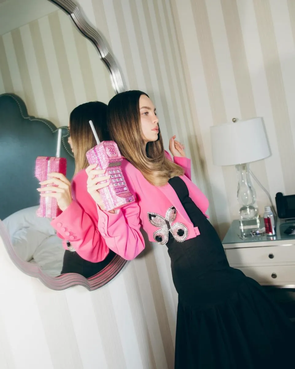 Belinda busca terminar su compromiso con la obra Mentiras para poder irse / FB: @belindapop