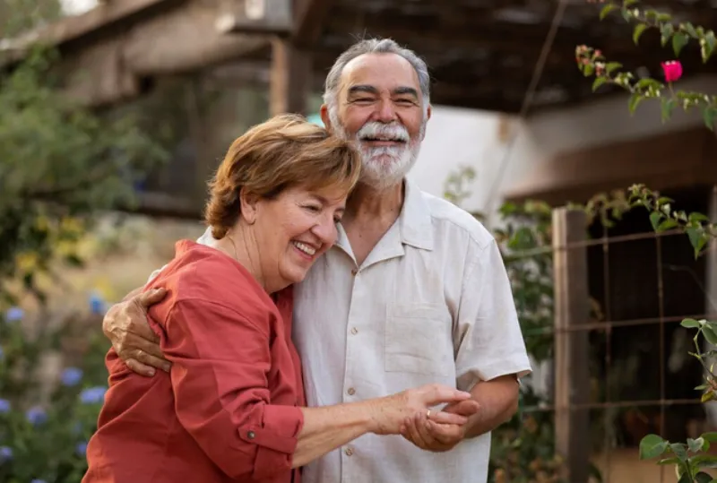 En redes circulan supuestos videos para engañar a los adultos mayores / FREEPIK