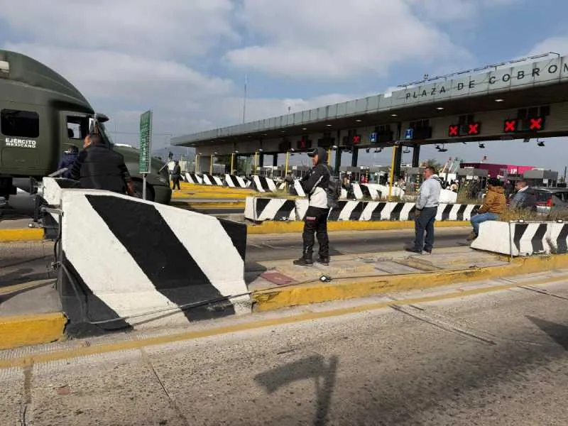 Los manifestantes están dejando pasar sin pagar a los automovilistas en la caseta de Tepotzotlán/X