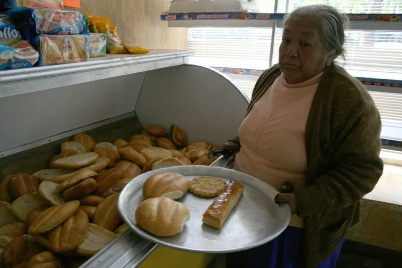 El bolillo es de los alimentos más baratos en México / Redes Sociales